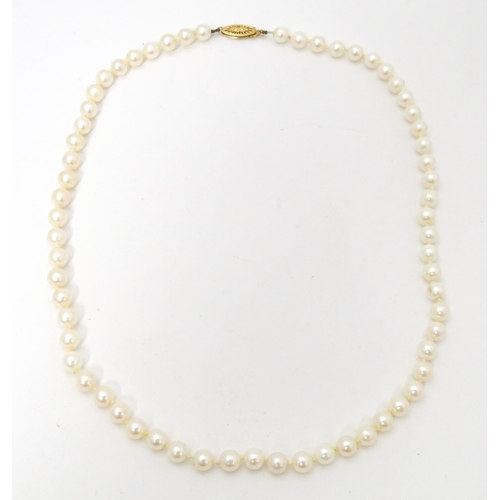 717 - A pearl necklace with 9ct gold clasp. Approx. 18