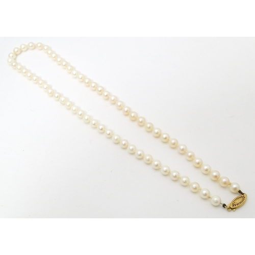 717 - A pearl necklace with 9ct gold clasp. Approx. 18