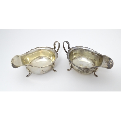 340 - A pair of silver sauce boats, hallmarked Sheffield 1934, maker Viner's Ltd. Approx. 6