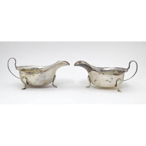 340 - A pair of silver sauce boats, hallmarked Sheffield 1934, maker Viner's Ltd. Approx. 6