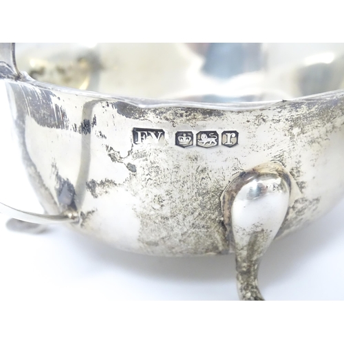 340 - A pair of silver sauce boats, hallmarked Sheffield 1934, maker Viner's Ltd. Approx. 6