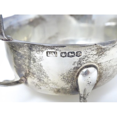 340 - A pair of silver sauce boats, hallmarked Sheffield 1934, maker Viner's Ltd. Approx. 6