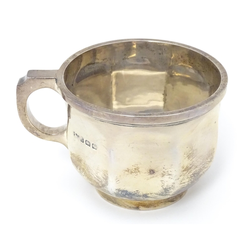 342 - A silver cup / mug hallmarked Birmingham 1923, maker S. Blanckensee & Son Ltd. Approx. 2 1/2