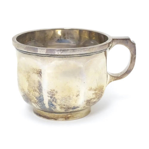 342 - A silver cup / mug hallmarked Birmingham 1923, maker S. Blanckensee & Son Ltd. Approx. 2 1/2