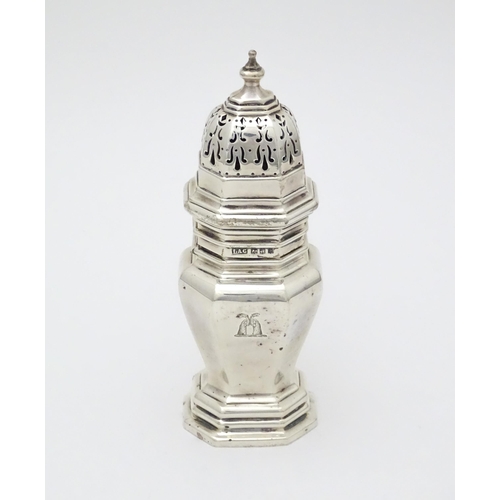 406 - A silver caster of octagonal form hallmarked London 1916, maker Crichton Brothers. Approx. 6 1/4