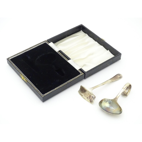 412 - A cased silver Christening set comprising child's spoon and pusher, hallmarked Birmingham 1957 / 8, ... 