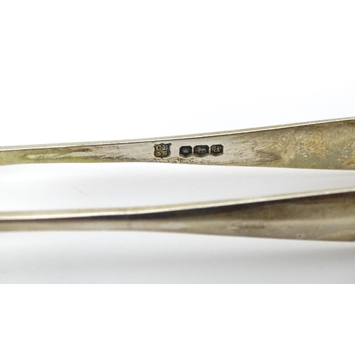 414 - Small silver sugar tongs hallmarked Sheffield 1918, maker Cooper Brothers & Sons Ltd. Approx. 4