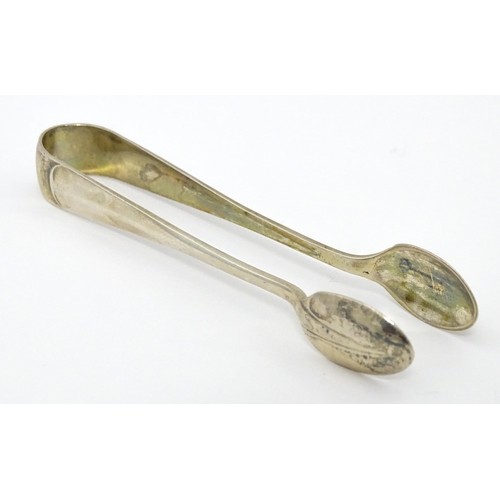 414 - Small silver sugar tongs hallmarked Sheffield 1918, maker Cooper Brothers & Sons Ltd. Approx. 4