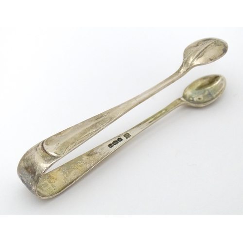 414 - Small silver sugar tongs hallmarked Sheffield 1918, maker Cooper Brothers & Sons Ltd. Approx. 4