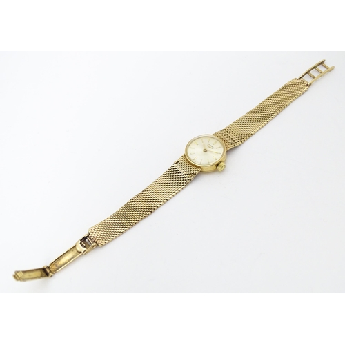 772 - A ladies 9ct gold cased Longines wristwatch with 9ct gold strap. Watch dial approx. 5/8