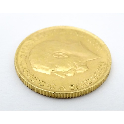 779 - Coin: A George V 1912 gold sovereign coin. Total weight approx. 8g