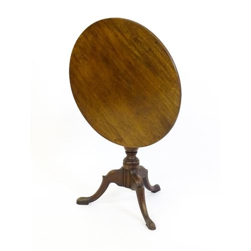 1428 - A George III mahogany tripod table with a circular reeded top above a turned pedestal and three well... 