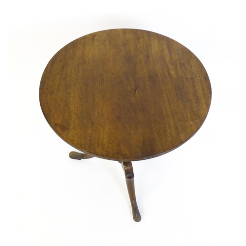 1428 - A George III mahogany tripod table with a circular reeded top above a turned pedestal and three well... 