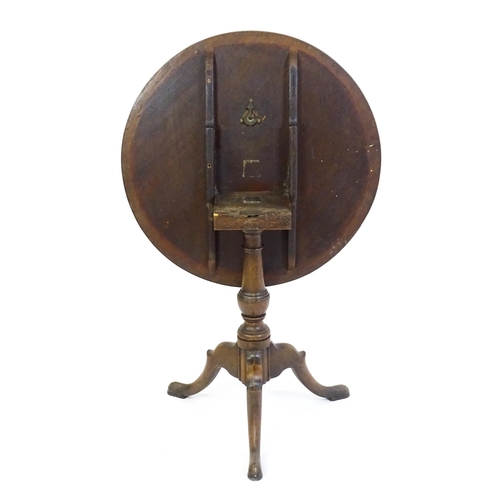 1428 - A George III mahogany tripod table with a circular reeded top above a turned pedestal and three well... 