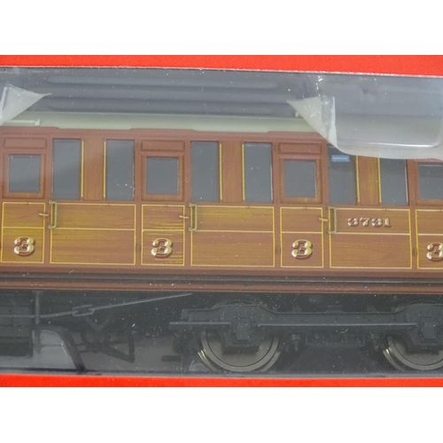 855 - Toys - Model Train / Railway Interest : A quantity of OO gauge Hornby scale model carriages / coache... 