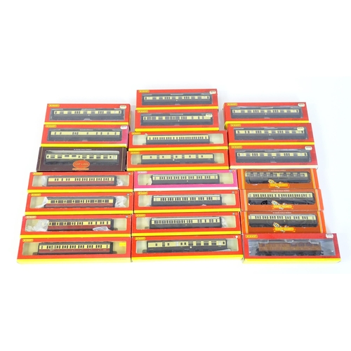 855 - Toys - Model Train / Railway Interest : A quantity of OO gauge Hornby scale model carriages / coache... 