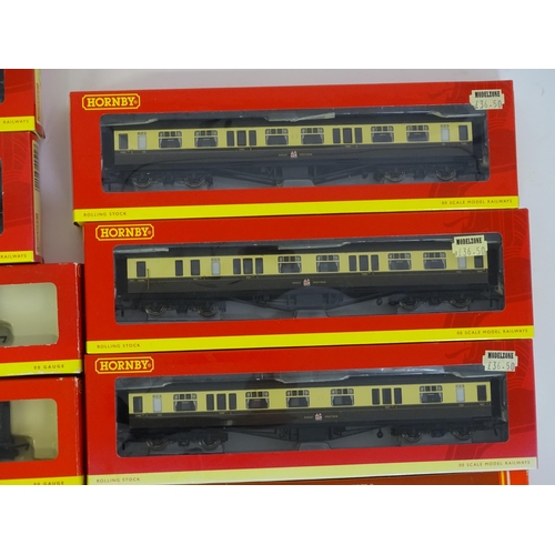 855 - Toys - Model Train / Railway Interest : A quantity of OO gauge Hornby scale model carriages / coache... 