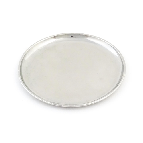 1002 - A Keswick School of Industrial Arts (KSIA) Fifth Staybrite salver with hammered detail. Marked under... 