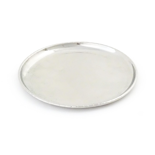 1002 - A Keswick School of Industrial Arts (KSIA) Fifth Staybrite salver with hammered detail. Marked under... 