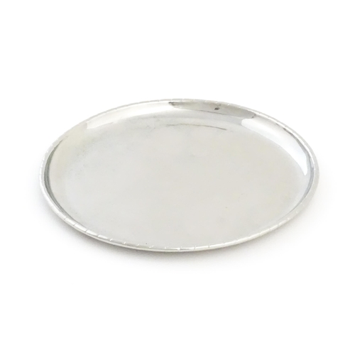 1002 - A Keswick School of Industrial Arts (KSIA) Fifth Staybrite salver with hammered detail. Marked under... 