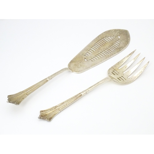 543 - A pair of silver Albany pattern fish servers, hallmarked London 1904, maker Goldsmiths & Silversmith... 