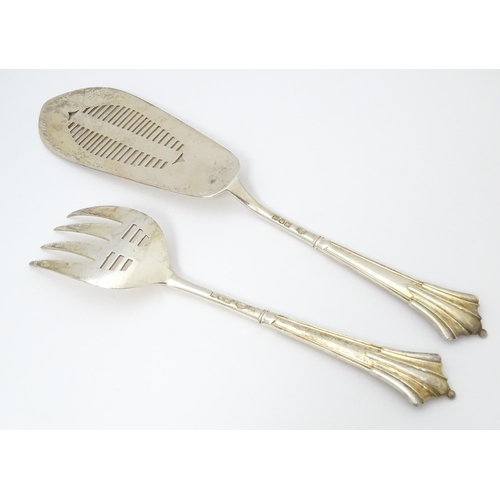 543 - A pair of silver Albany pattern fish servers, hallmarked London 1904, maker Goldsmiths & Silversmith... 