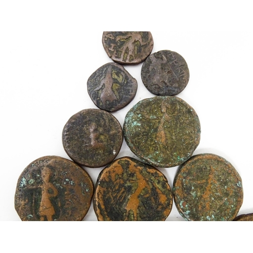 788B - Coins: A quantity of old coins to include examples from the Kushan Empire, etc. (29)