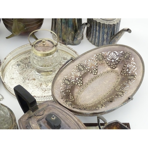 607 - A large quantity of assorted silver plated wares to include part tea set, toast rack, cased servers,... 