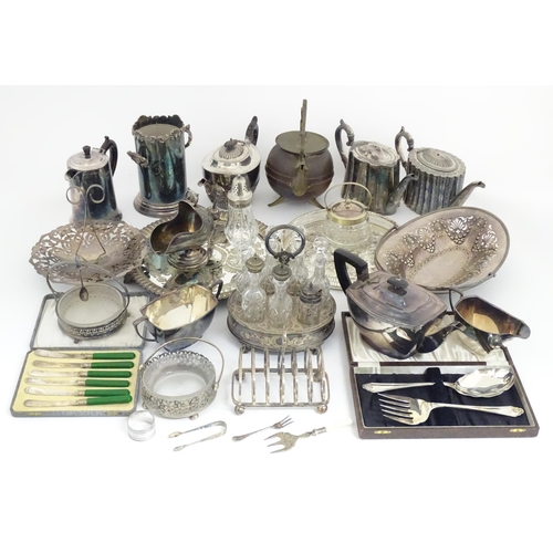 607 - A large quantity of assorted silver plated wares to include part tea set, toast rack, cased servers,... 