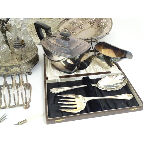 607 - A large quantity of assorted silver plated wares to include part tea set, toast rack, cased servers,... 