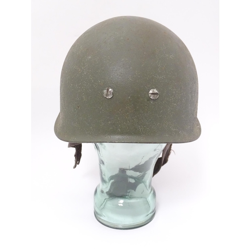 794 - Militaria : a post-WWII Belgian M1951 / M51 helmet, in army green finish with Belgian flag to one si... 