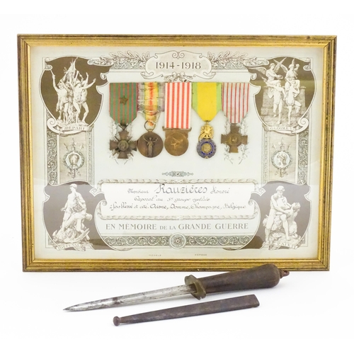 802 - Militaria , WWI / WW1 / World War One / First World War : a framed memorial presentation, displaying... 