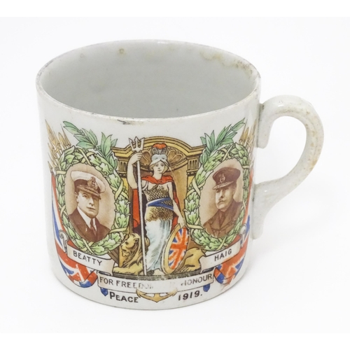 809 - Militaria: an early 20thC ceramic mug with First World War / WWI / World War 1 commemorative decorat... 