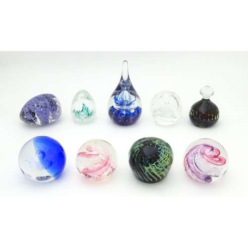 209 - Quantity of assorted paperweights to include examples by Caithness, Selkirk glass etc. (9)