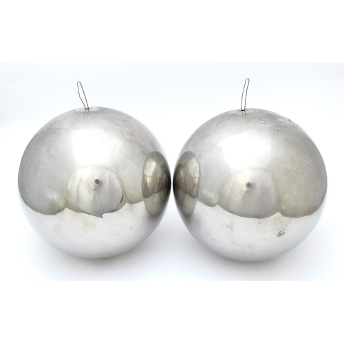 1183 - A pair of mirrored balls / witches balls. Approx. 7 1/2