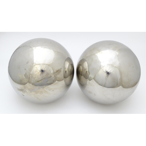 1183 - A pair of mirrored balls / witches balls. Approx. 7 1/2