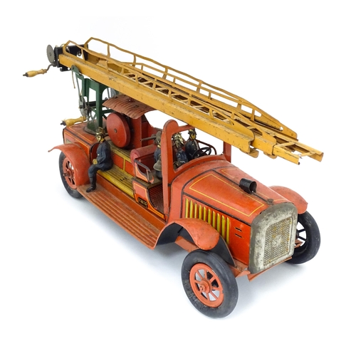 829 - Toy: An early 20thC German Gunthermann scale model tinplate clockwork fire engine with five firemen ... 