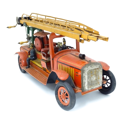 829 - Toy: An early 20thC German Gunthermann scale model tinplate clockwork fire engine with five firemen ... 