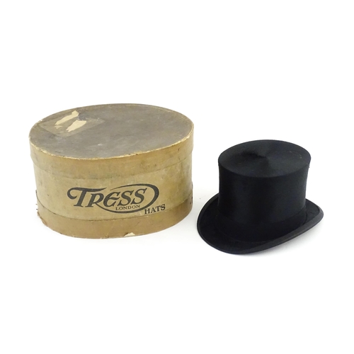 1271 - A boxed late 19th / early 20thC silk top hat by Tress, London, with City of London coat of arms to t... 