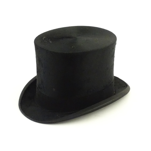 1271 - A boxed late 19th / early 20thC silk top hat by Tress, London, with City of London coat of arms to t... 