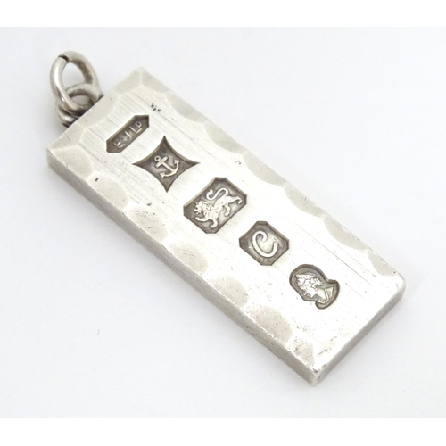 697 - A silver pendant of ingot form hallmarked Birmingham 1977 with Silver Jubilee mark. Approx. 1 7/8