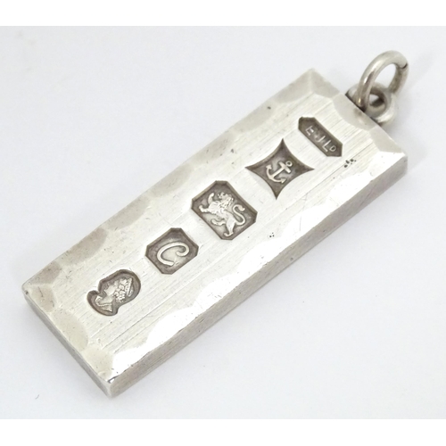 697 - A silver pendant of ingot form hallmarked Birmingham 1977 with Silver Jubilee mark. Approx. 1 7/8