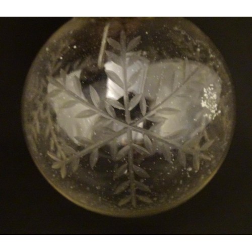 280 - Vintage Christmas decorations :  4 glass baubles with engraved snowflake decoration. Approx 3