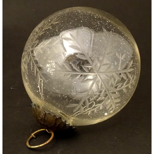 280 - Vintage Christmas decorations :  4 glass baubles with engraved snowflake decoration. Approx 3