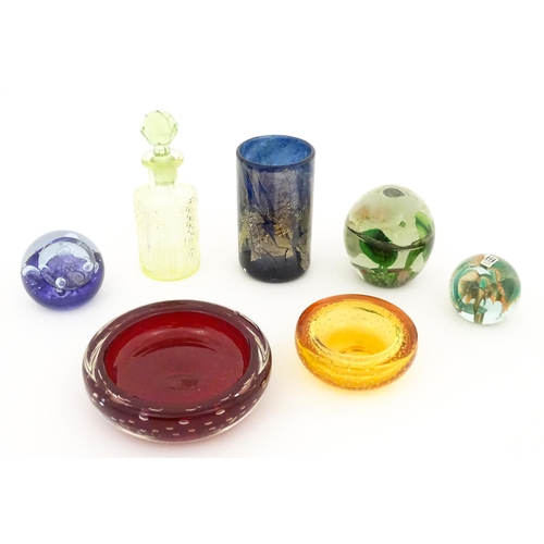 281 - A quantity of assorted art / studio glass to include paperweights, bowls, vase, scent bottle, etc. T... 