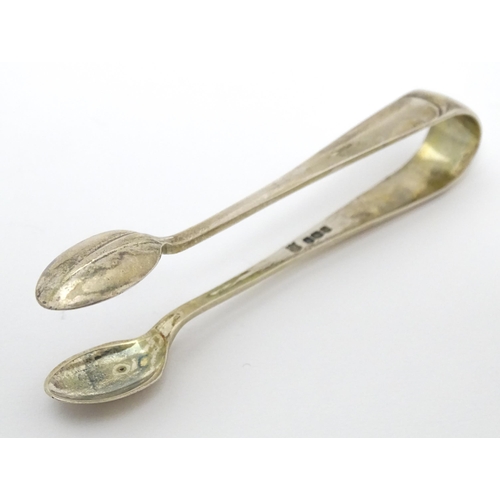 461 - Small silver sugar tongs hallmarked Sheffield 1918, maker Cooper Brothers & Sons Ltd. Approx. 4