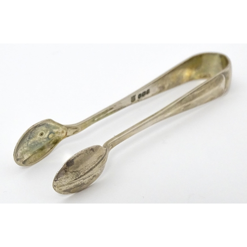 461 - Small silver sugar tongs hallmarked Sheffield 1918, maker Cooper Brothers & Sons Ltd. Approx. 4