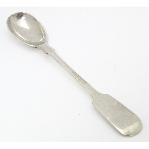 473 - A Victorian silver Fiddle pattern mustard spoon hallmarked London 1892, maker Josiah Williams & Co A... 