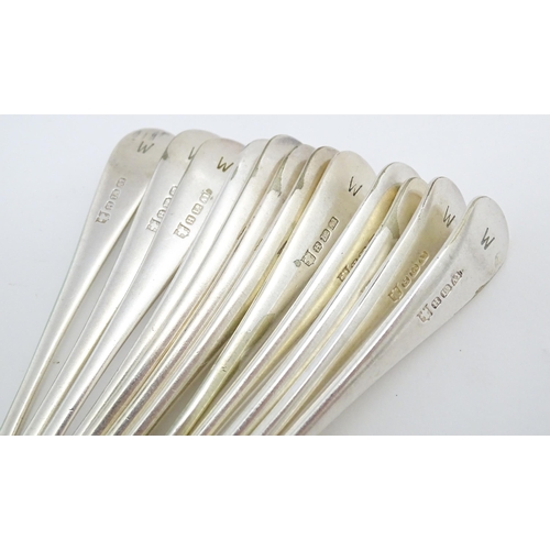 555 - A large quantity of assorted silver plate cutlery / flatware to include table forks, table forks, de... 