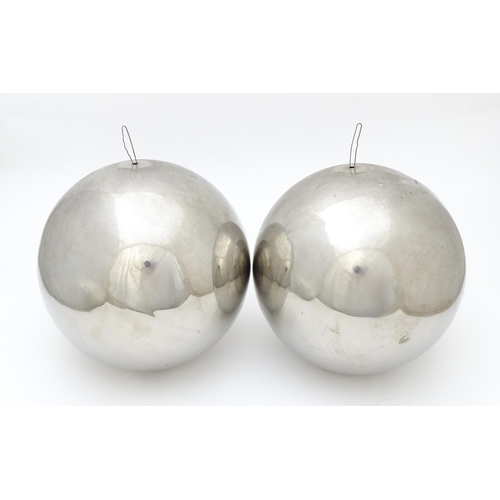 1239 - A pair of mirrored balls / witches balls. Approx. 7 1/2